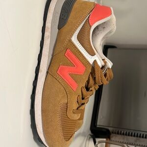 Women’s new balance 8.5 tan coral white